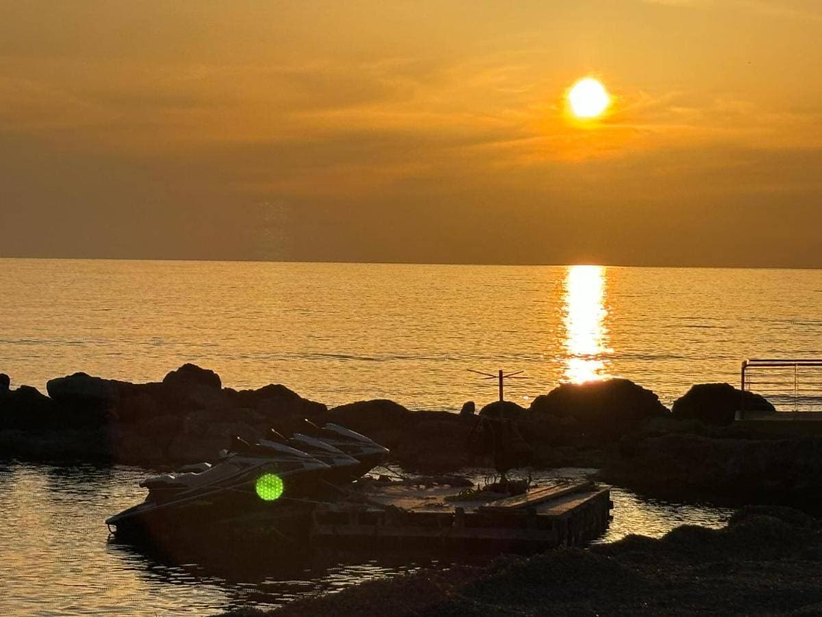 Faros Beach Seabreeze 1BR, Pool, Seaside, Paphos 1
