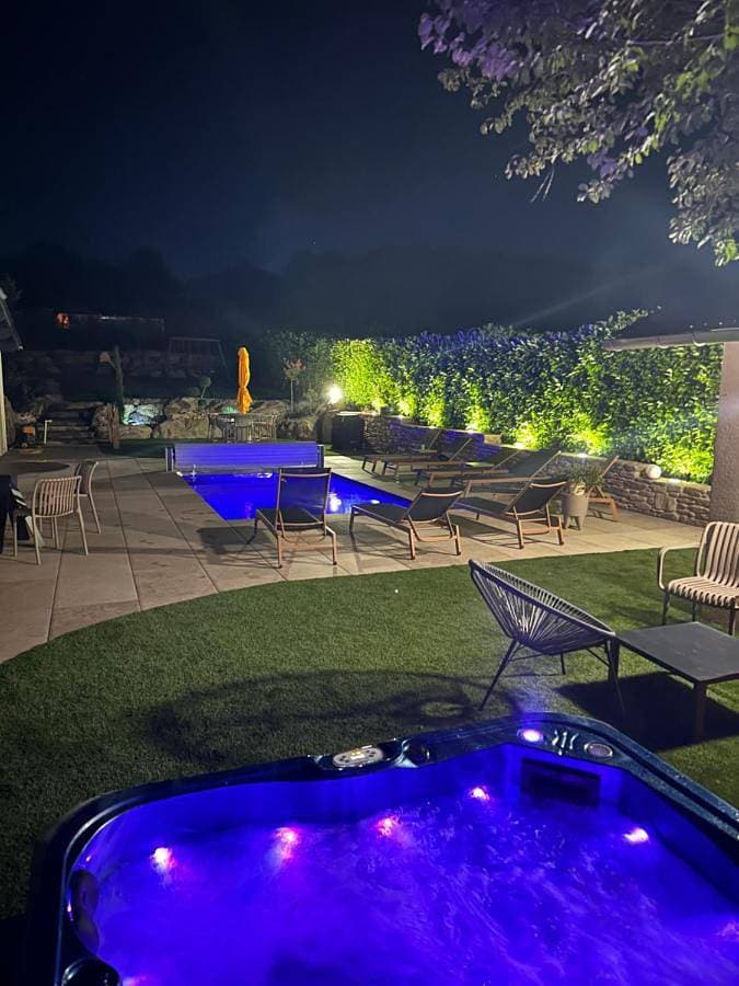 Gîte de Belle Vue, Lac, Jacuzzi et piscine privée 1