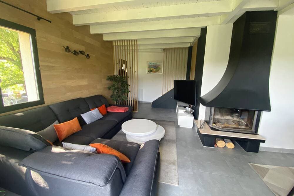 Foto 6 von 30: Contemporary home with a view of the mountains