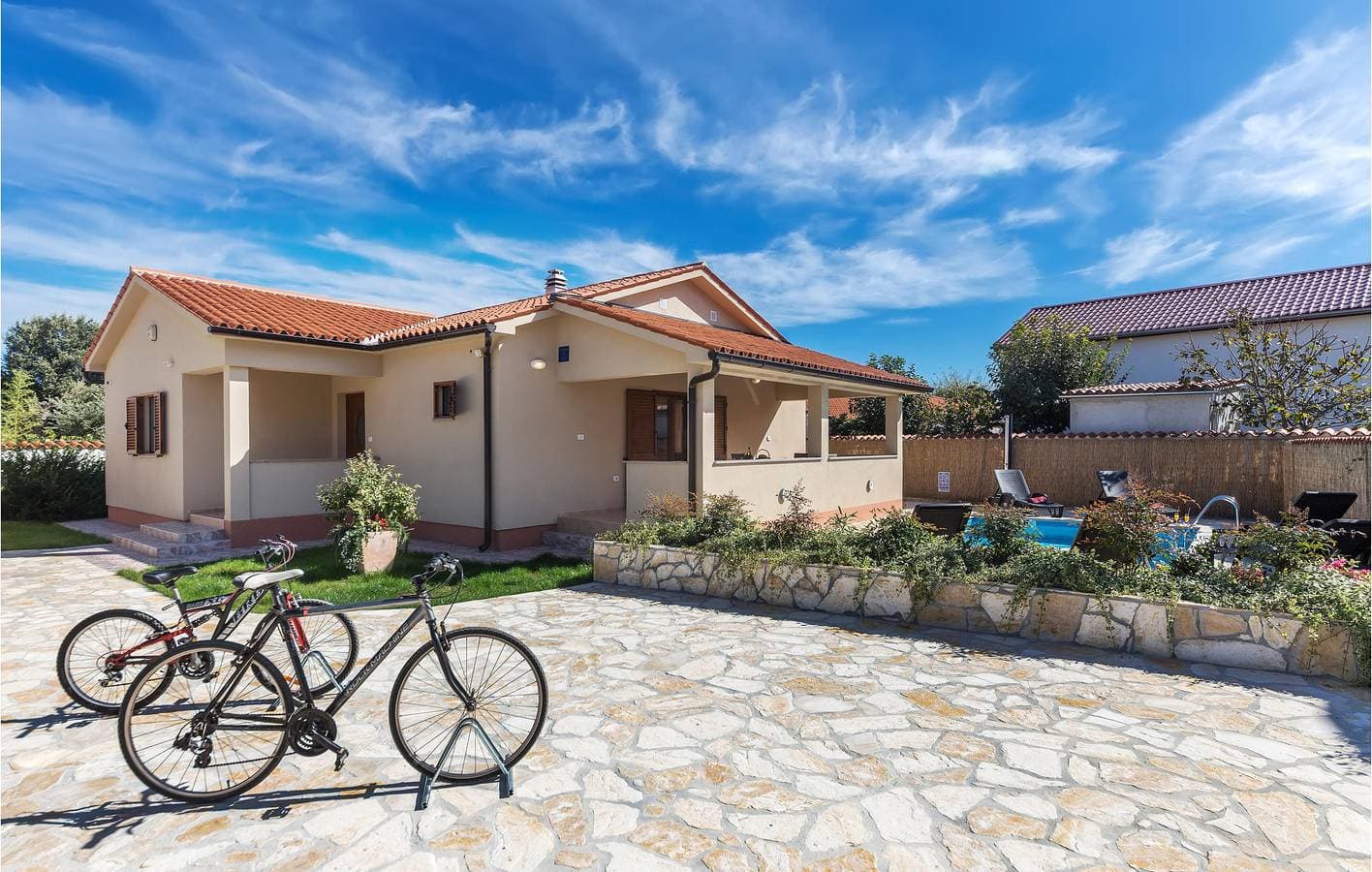Foto 3 von 42: Geräumige Ferienwohnung mit Pool, Terrasse und WLAN – 1 km vom FKK-Strand entfernt