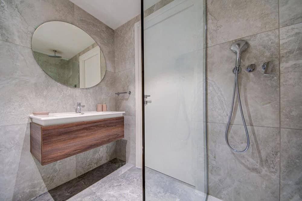 Foto 7 von 30: The Official Mercury Suite With Pool & Strong WIFI