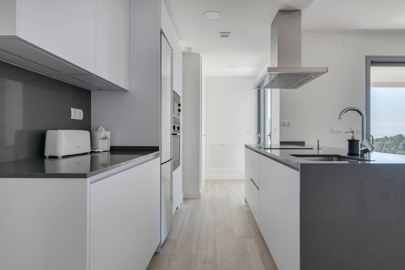 Foto 9 von 29: Zentrale Ferienwohnung mit Blick, gemeinschaftlich genutztem Pool und WLAN