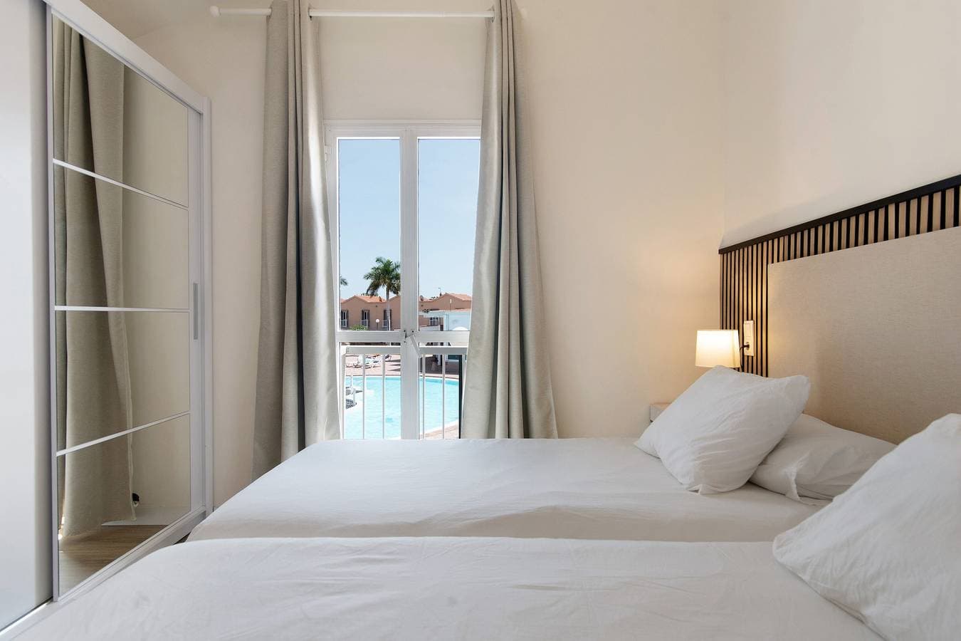Foto 12 von 24: Ferienwohnung 'Oasis Pool View' mit Gemeinschaftspool, WLAN und Klimaanlage