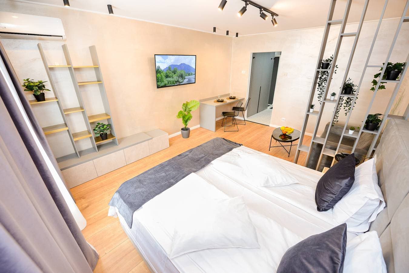 Foto 4 von 16: Park Studio Cismigiu Gardens - Ruhiges Zimmer - Smart-TV