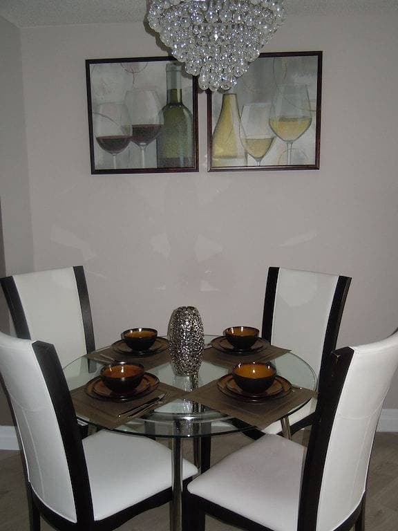 Foto 11 von 28: Luxury 1 Bedroom Condo im Herzen von Downtown Toronto
