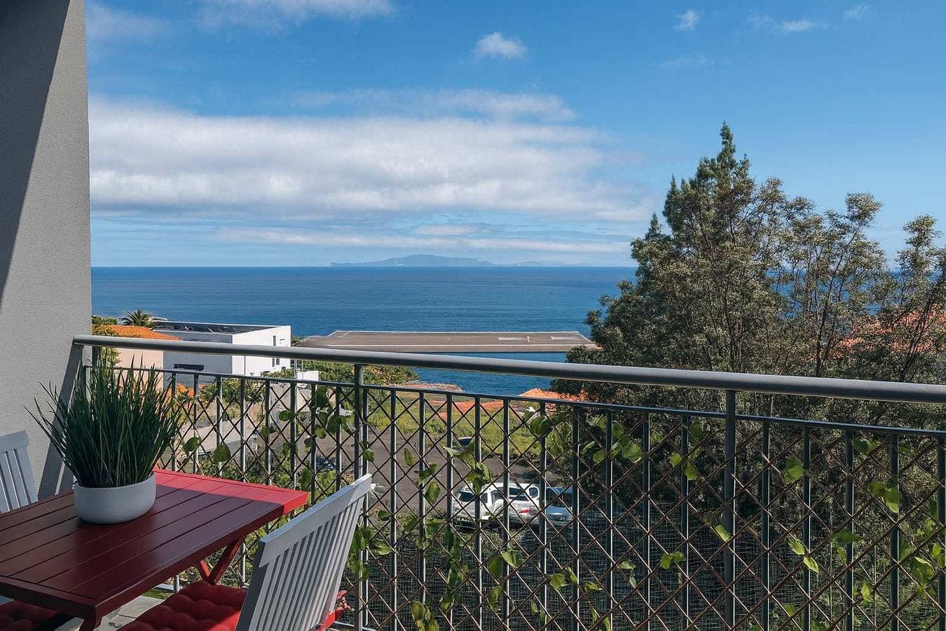 Foto 2 von 23: Ocean-View Apt in Machico w/ Balcony & Parking