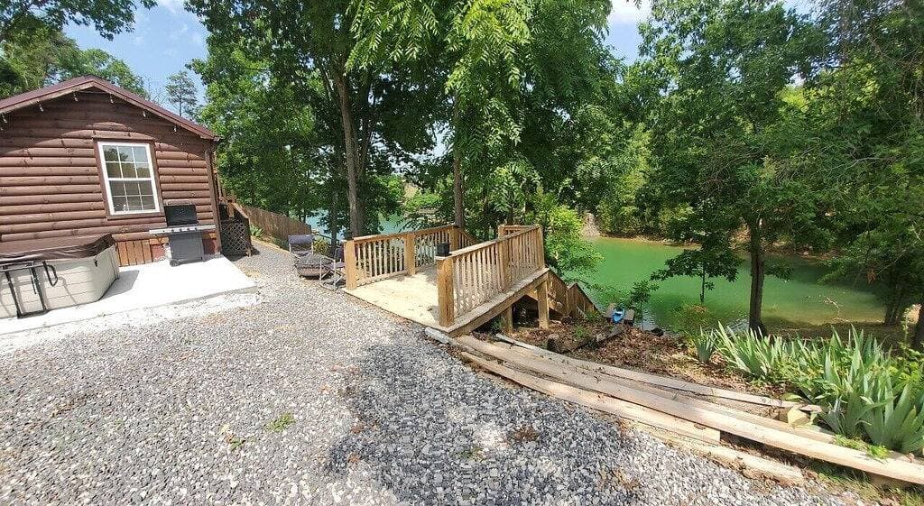 Beautiful Tiny Home log cabin on the lake - Perfect for a couples getaway! 1