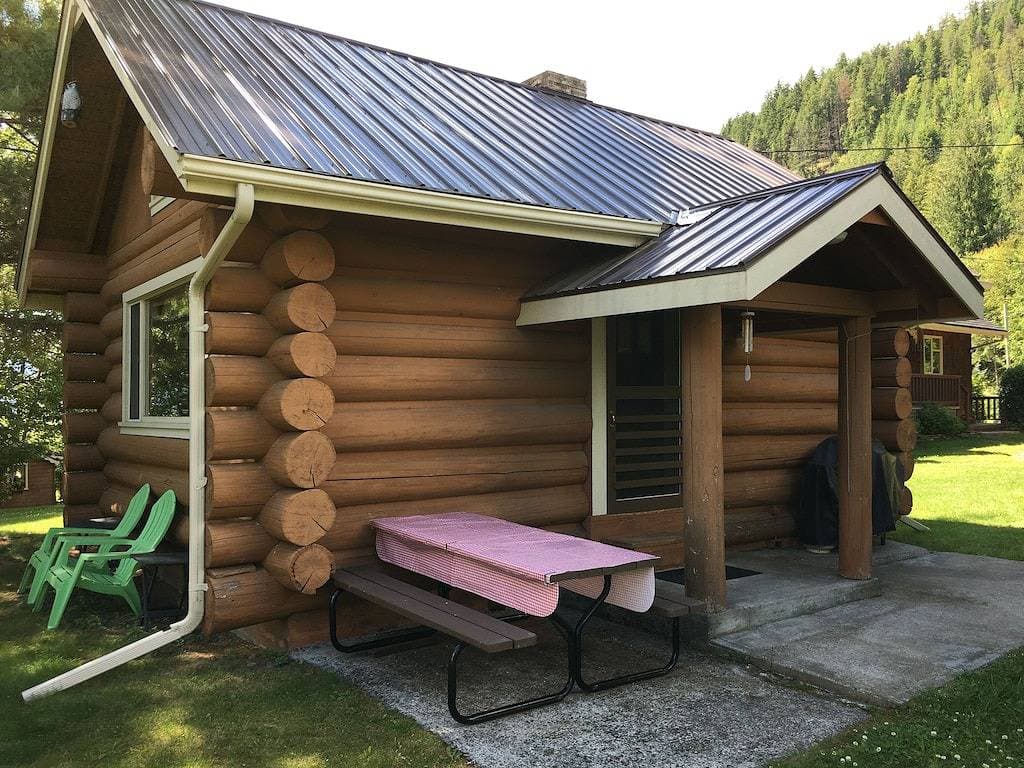 Rustikales Blockhaus am Wasser 1