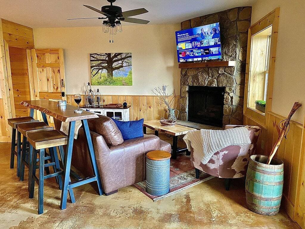 Foto 7 von 49: Awesome Views at High Elevations - 1 bedroom with King bed, 3 bath cabin
