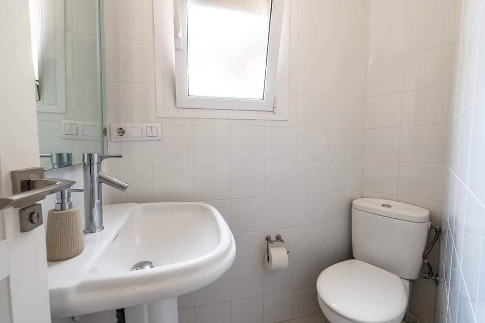 Foto 6 von 30: Frontline Mediterranean Villa • Heated Pool & Jacuzzi • 3m Walk to Beach & Port