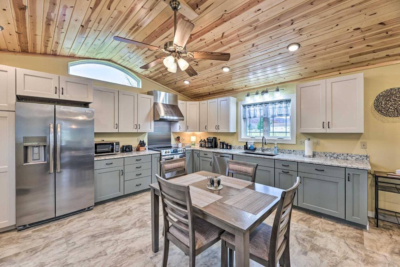 Guesthouse on Lonesome Hollow: Hot Tub & Mtn Views 1