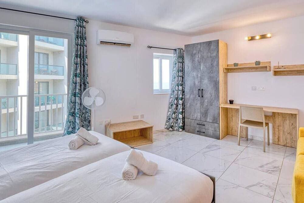 Foto 3 von 22: Seafront home opposite beach w/WIFI & AC in Qawra