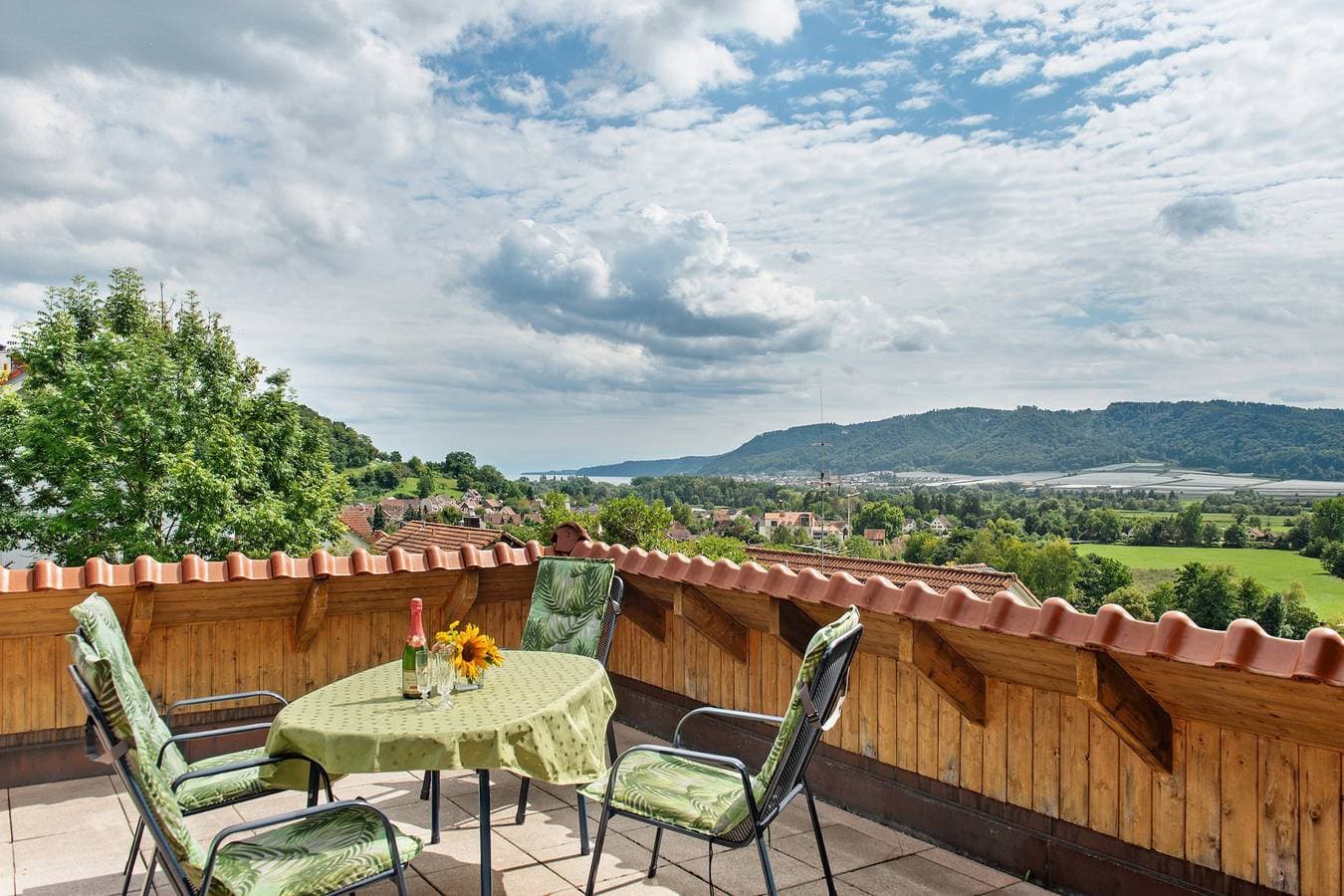 Foto 2 von 24: Apartment 'Bodenseeblick' mit Seeblick, privater Terrasse und WLAN