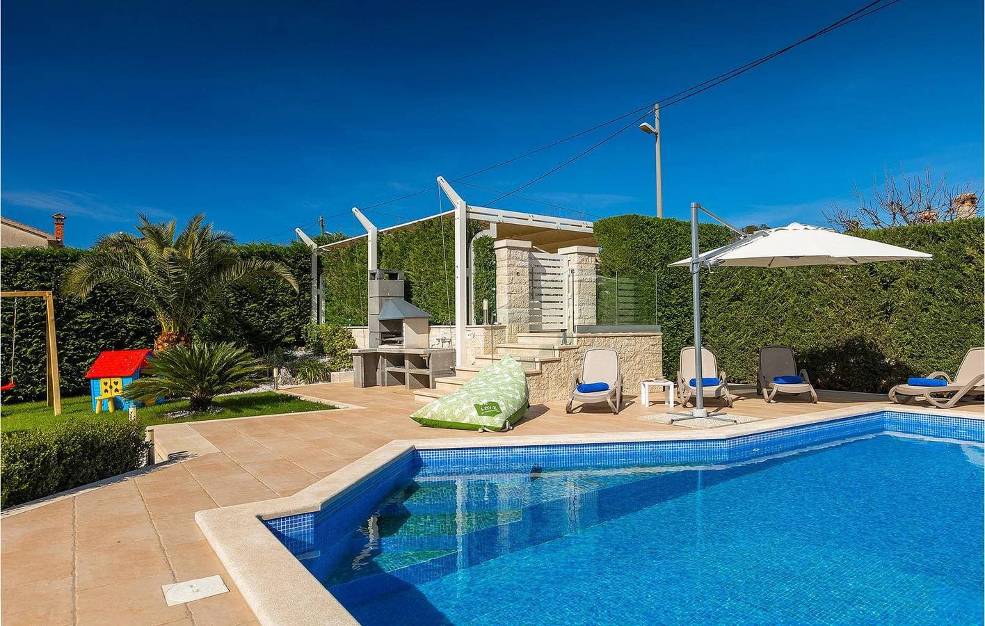 Foto 12 von 53: Gemütliche 2-Zimmer-Wohnung mit Pool, WLAN und Parkplatz in der Nähe von Labinci und dem Restaurant Žardin