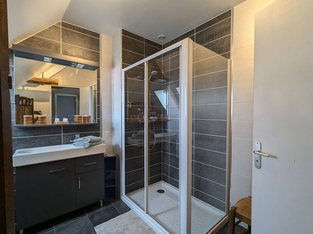Foto 4 von 21: Gemütliches Zimmer mit Sitzecke und Frühstück