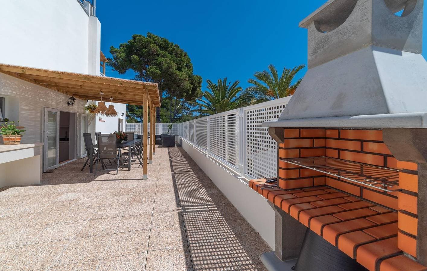 Foto 3 von 41: Sunny Beach Retreat mit Terrasse und Grill