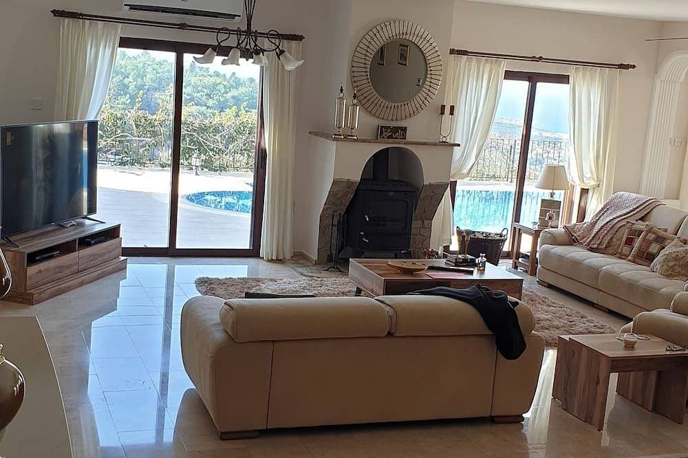 Foto 8 von 26: Spacious Villa With Private Pool, sea and Mountain View