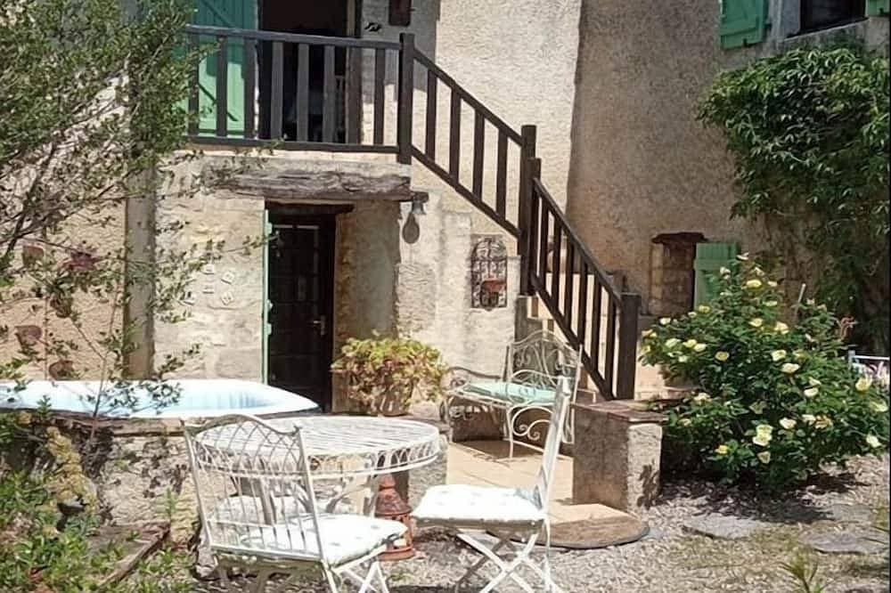 Whole cozy country cottage in South of France. 1