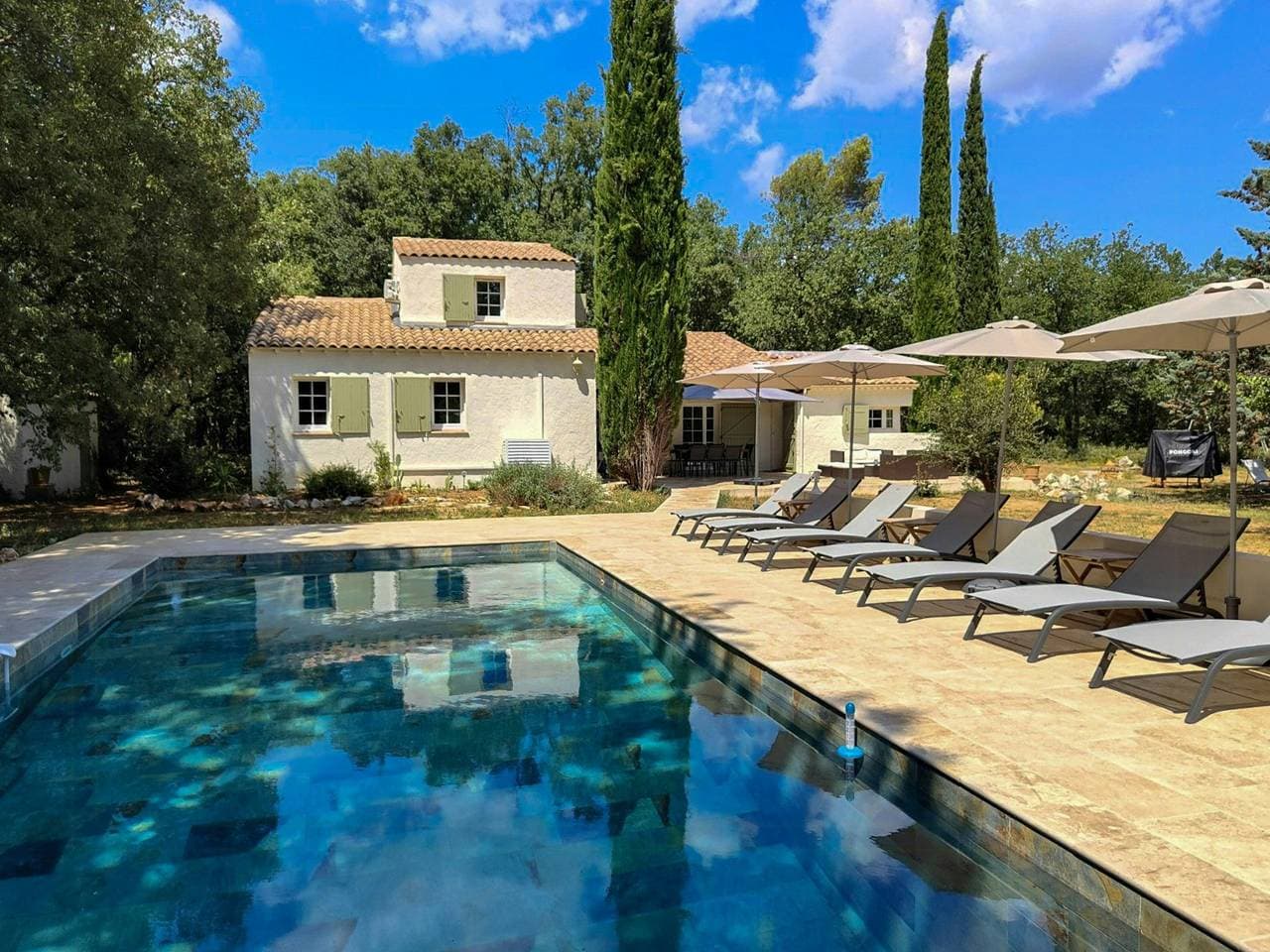 Villa auf einem Hektar schattigem Grundstück in der Provence Verte 1