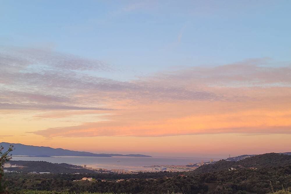 Exceptional panoramic sea view on the Gulf of Ajaccio. Very quiet. Garden 1