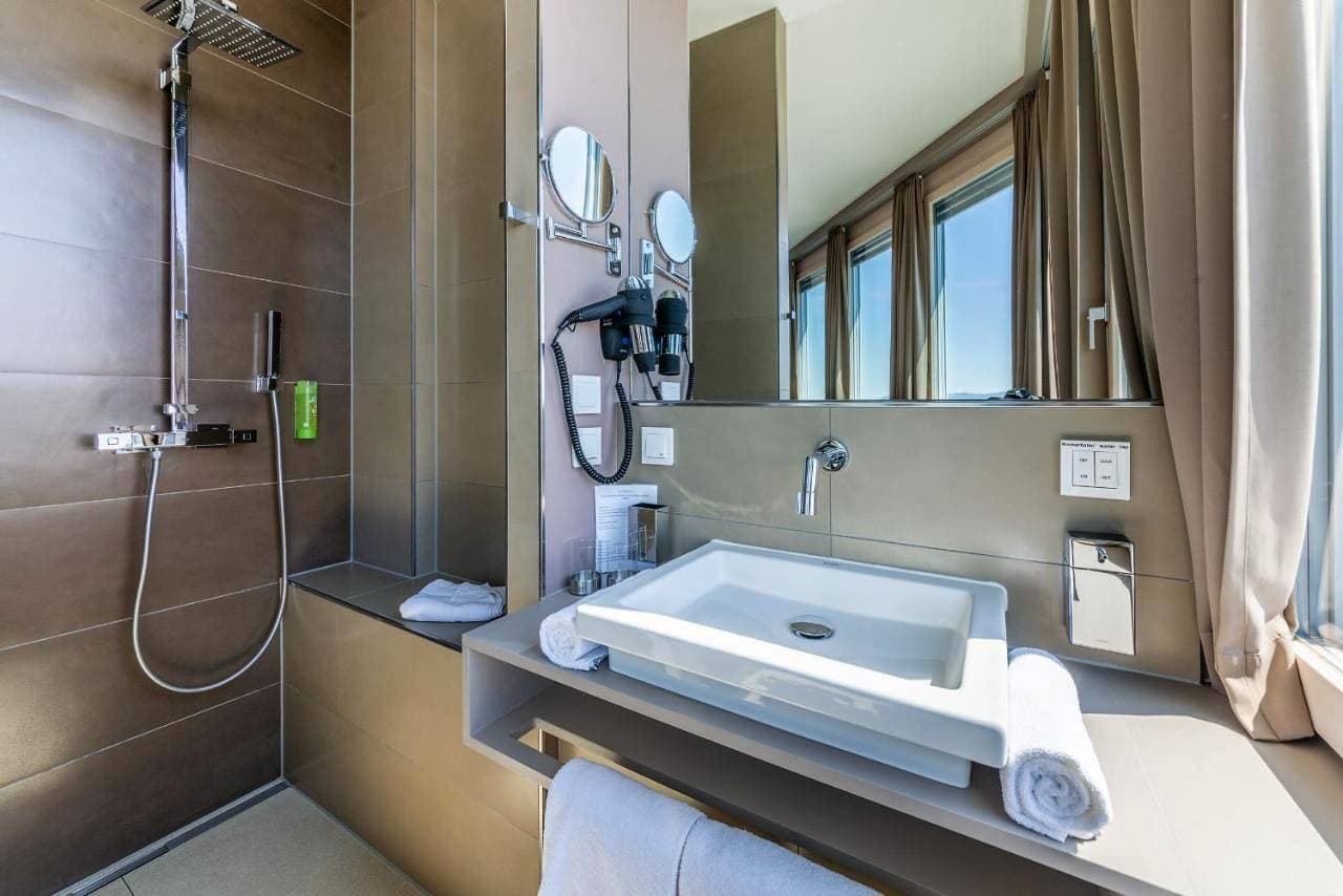 Foto 5 von 10: Double Room with Balcony - First Floor
