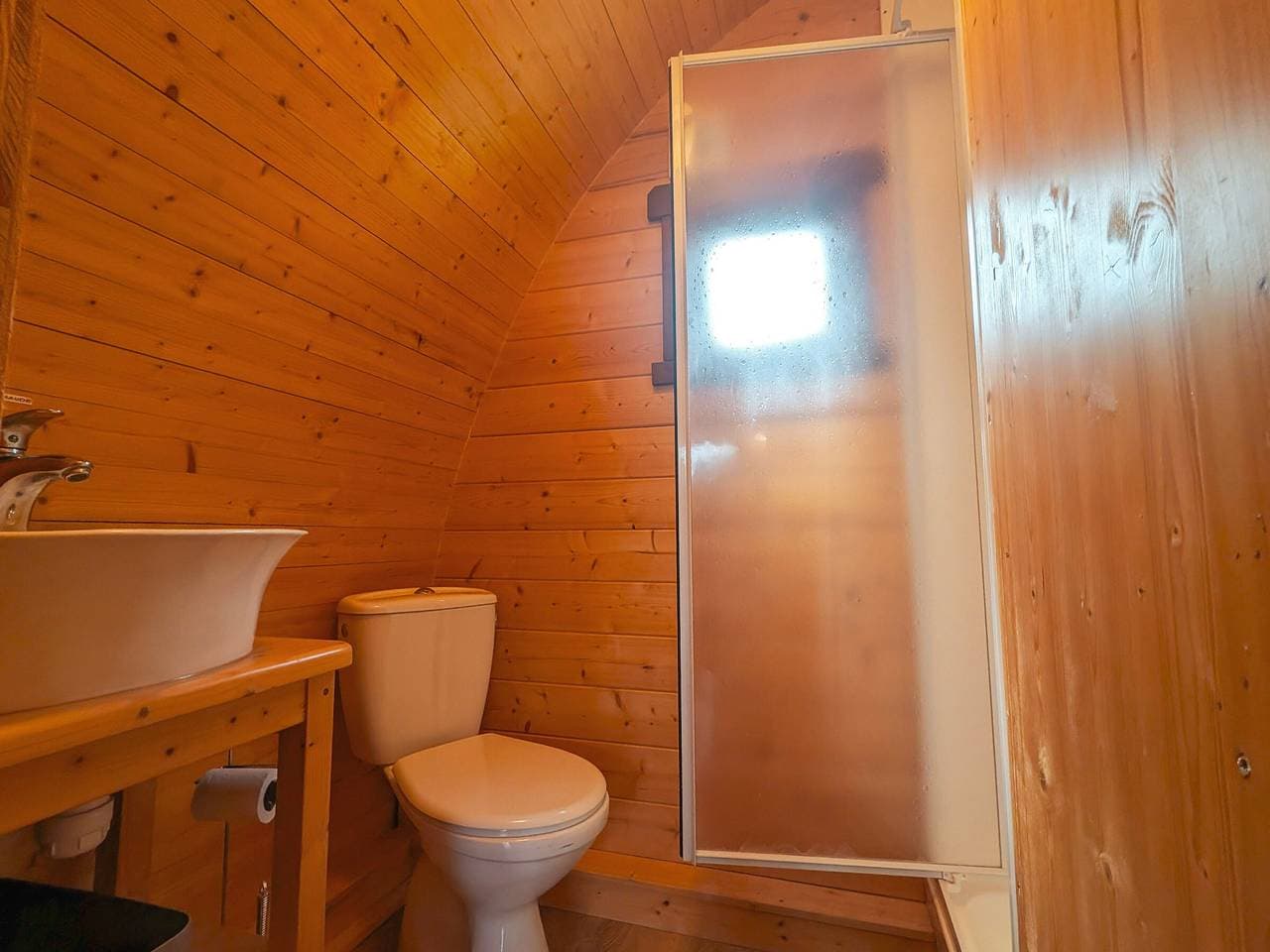 Foto 11 von 12: Waldhütte in Berry in der Nähe eines Wassersportzentrums