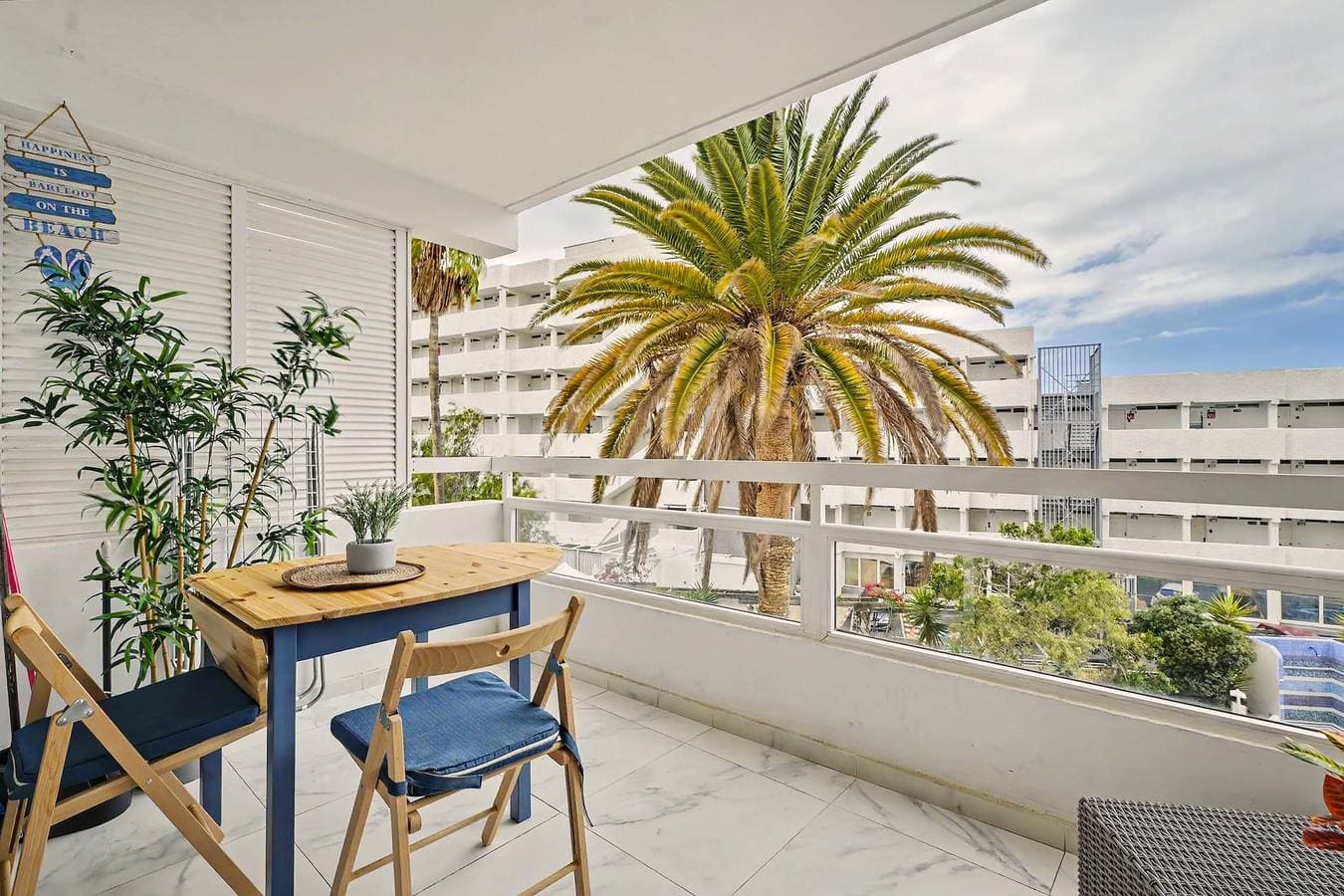 Foto 2 von 23: Ferienapartment 'Suit Atlántica' mit Meerblick, Pool und WLAN