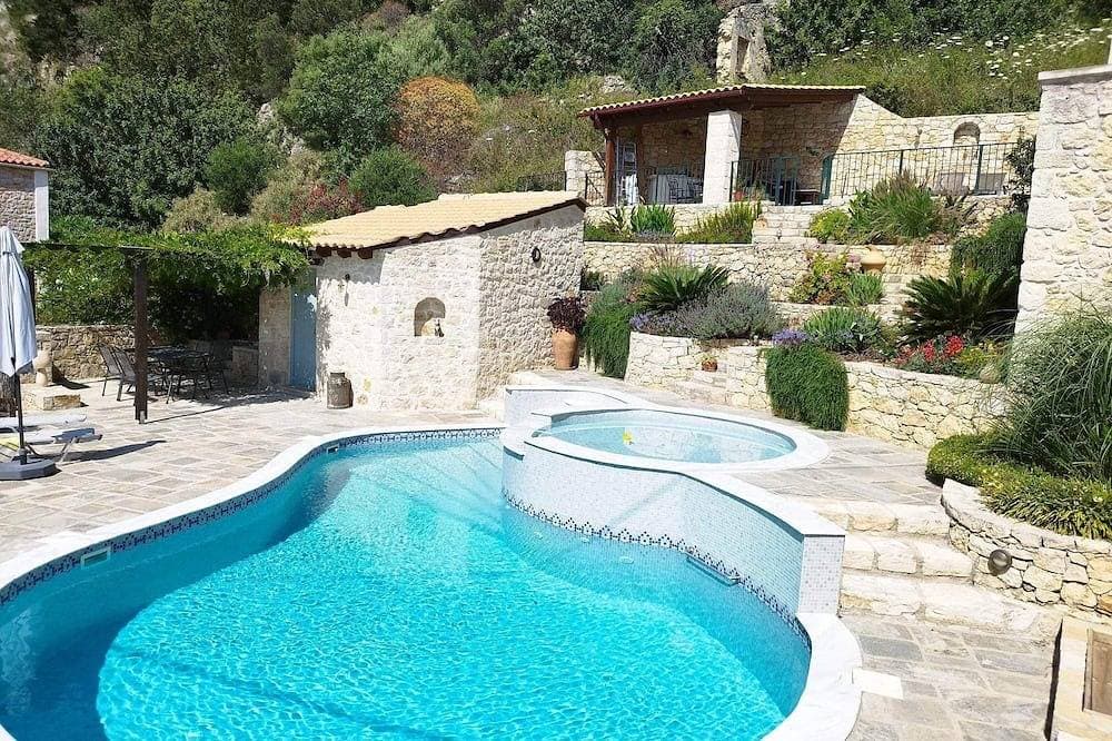 Große private Wohnung in einem traditionellen griechischen Dorf mit herrlichem Blick. 1