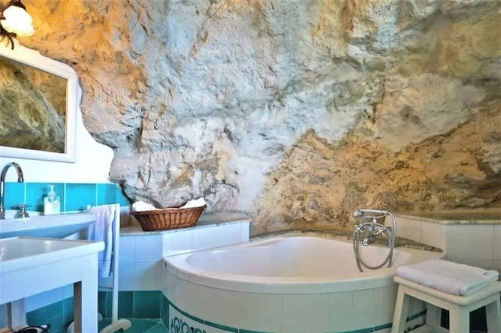 Foto 6 von 28: Honeymoon Amalfi •Private Sea View Terrace -Pet Friendly - Stone Bathroom
