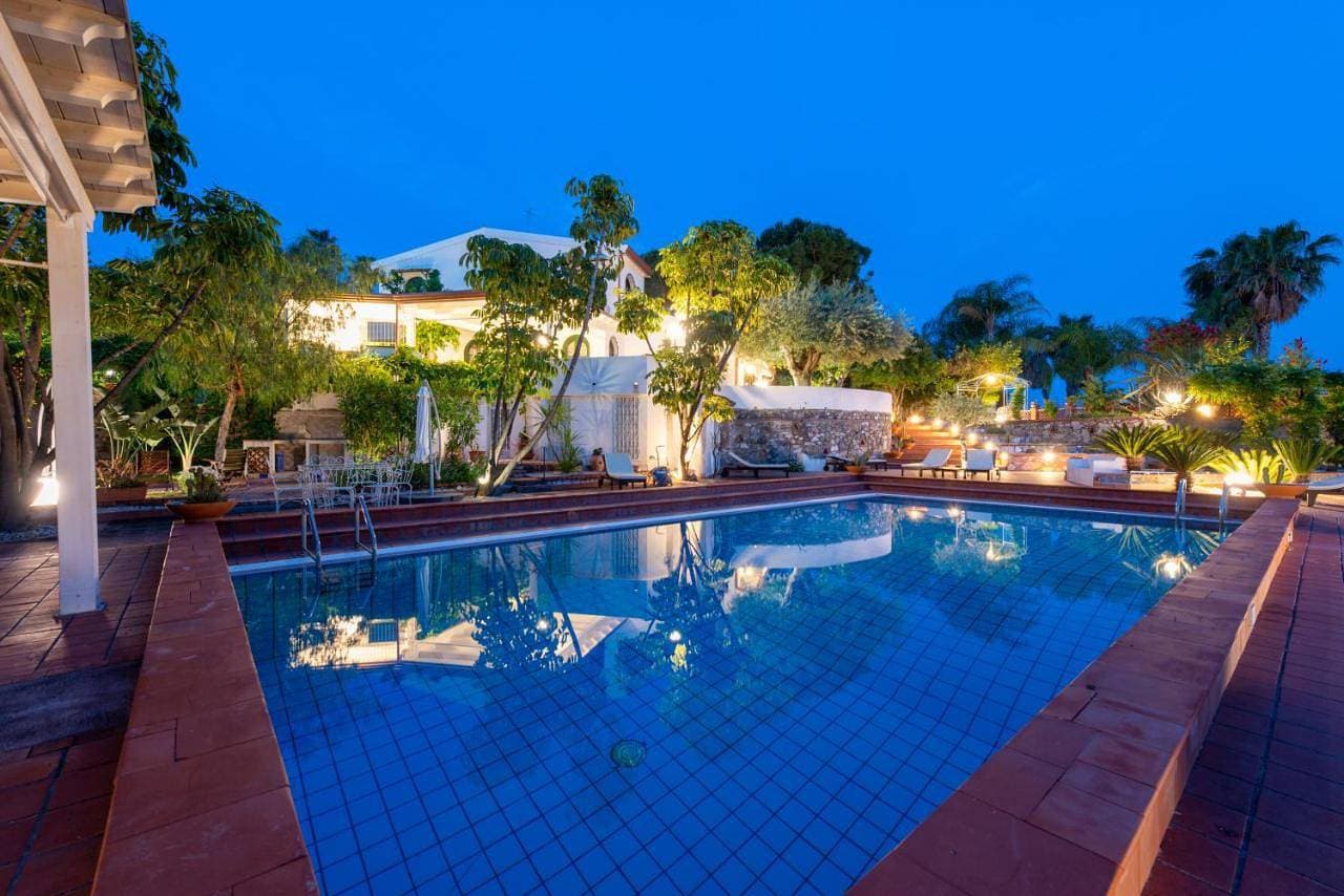 Villa with pool & jacuzzi 1