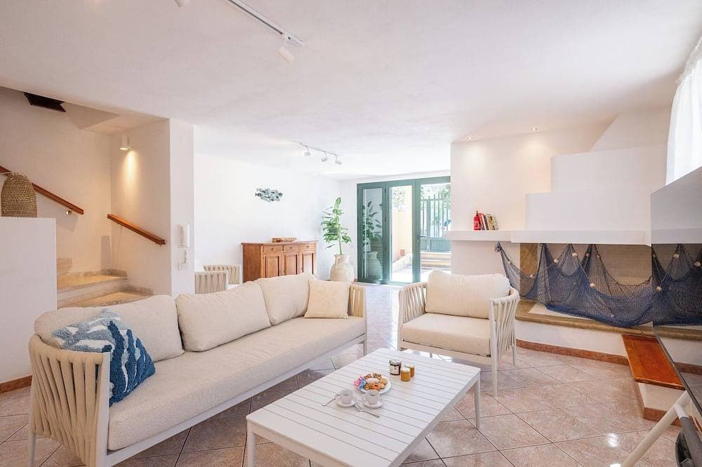 Foto 4 von 30: Just 50 steps from the beach: Vacation Home for 9 Guests & BBQ