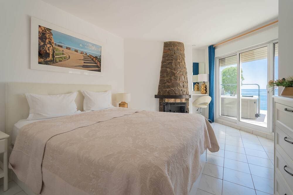 Foto 2 von 30: Frontline Mediterranean Villa • Heated Pool & Jacuzzi • 3m Walk to Beach & Port