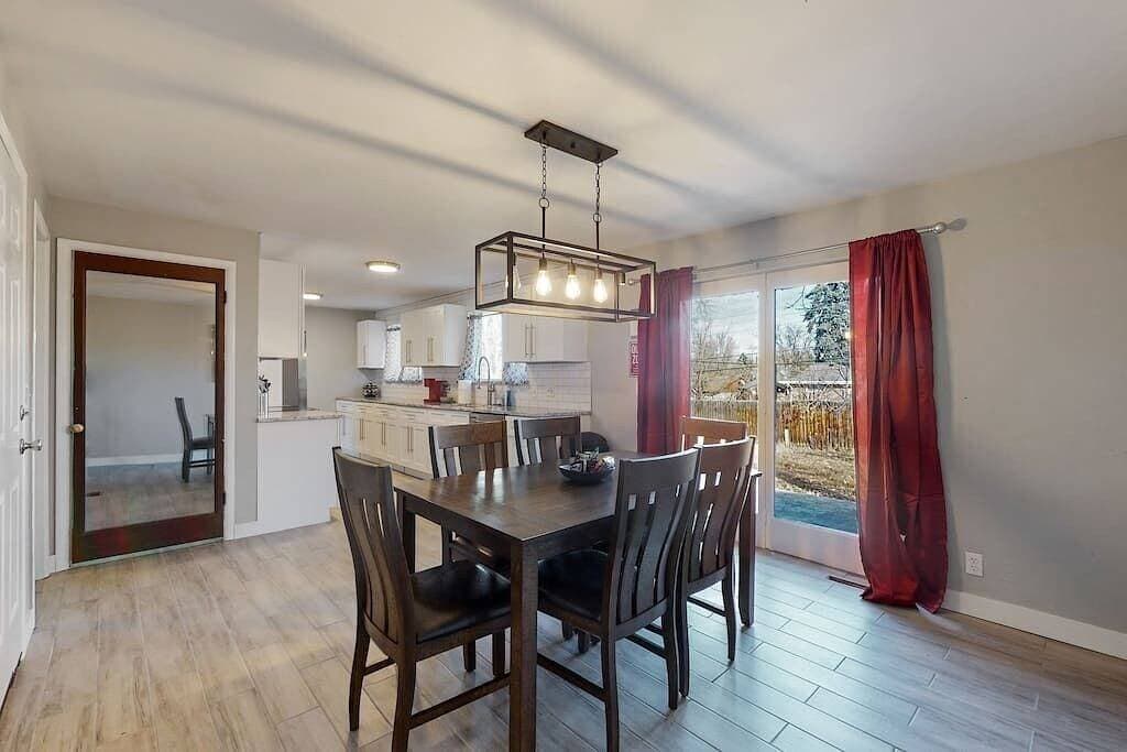 Foto 2 von 25: Expansive Centennial Home with Spacious Yard & Parking