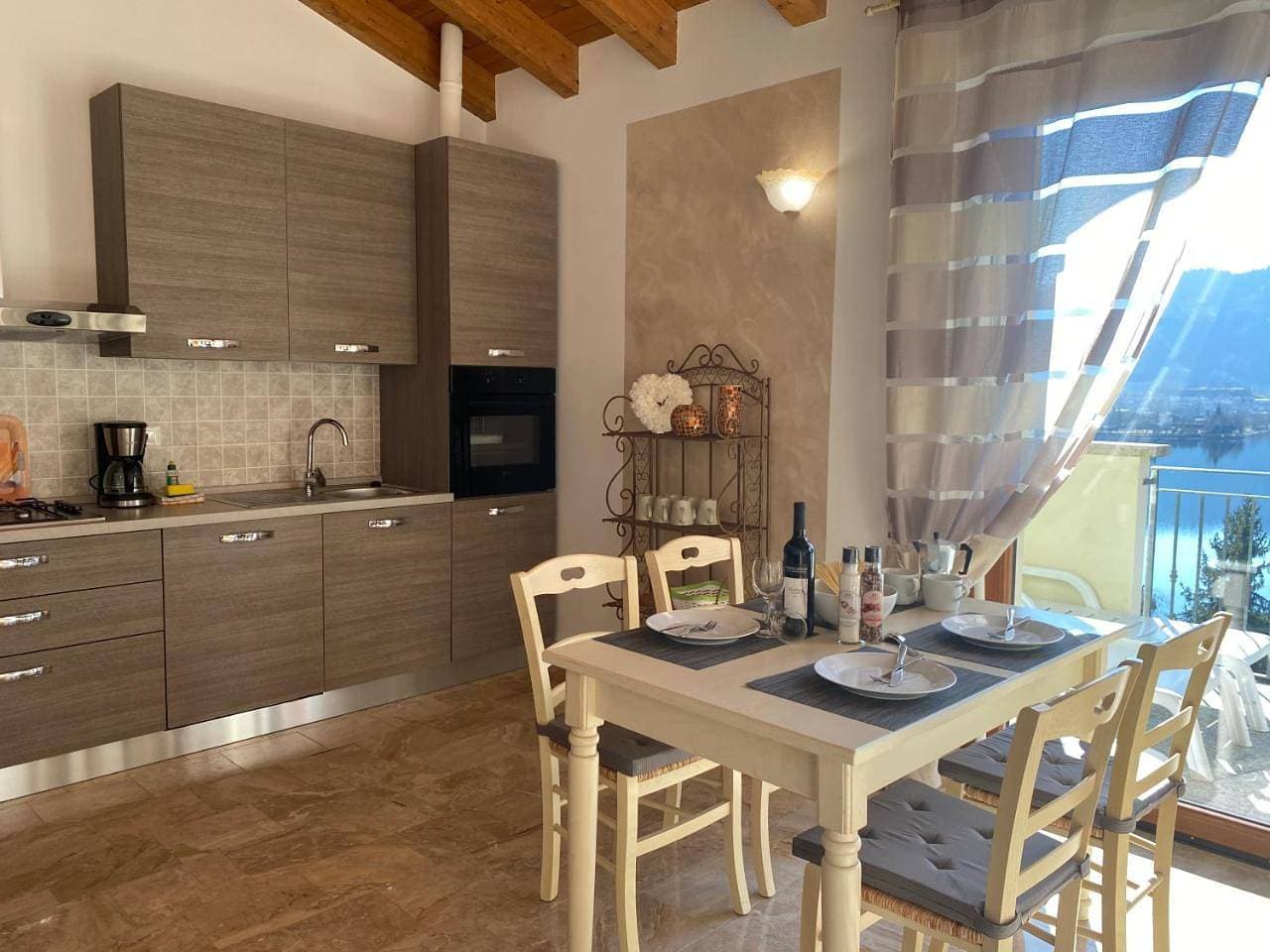 Foto 11 von 33: Two-Bedroom Apartment with Lake View