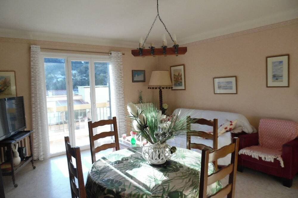 Foto 7 von 8: Gemütliche F2 Wohnung mit Terrasse, Parkplatz und WLAN - Nahe Stadtzentrum und Thermen