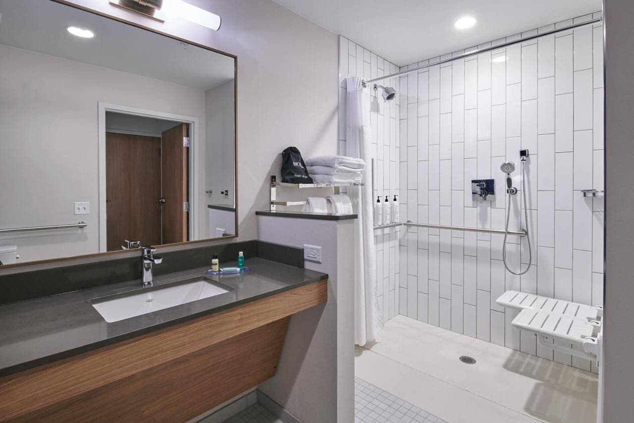 Foto 2 von 9: King Suite with Roll-In Shower and Sofa Bed - Mobility Access/Hearing Accessible