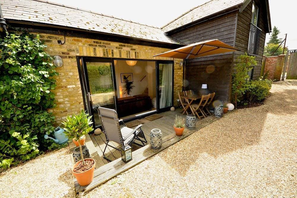 Unique open plan house in central Windsor pet friendly + parking 1