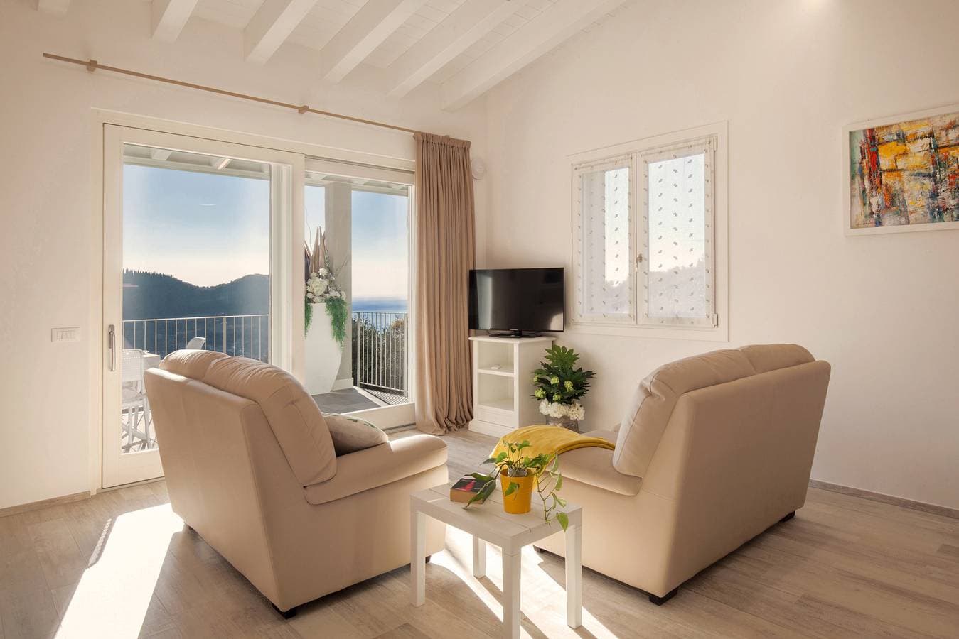 Foto 10 von 20: White Apartment with Terrace and Lake View