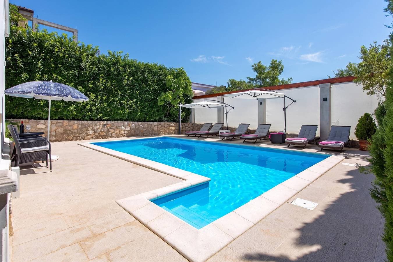 House Rose With Private Pool And Garden 1