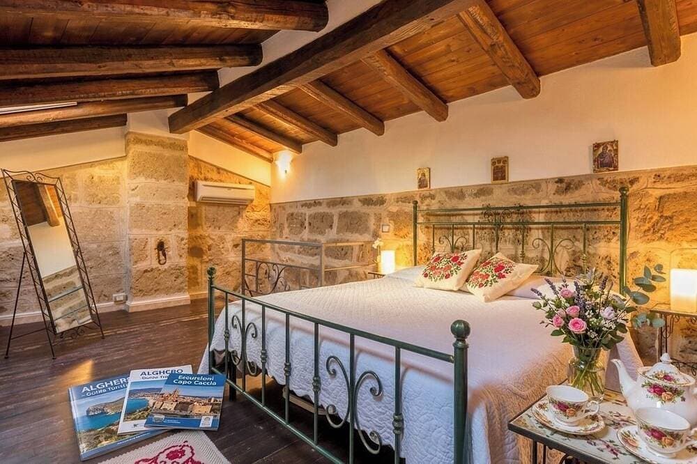 Foto 2 von 30: Alghero Old Town. Authentic Mediterranean Apartment  near the Sea. Sardinia