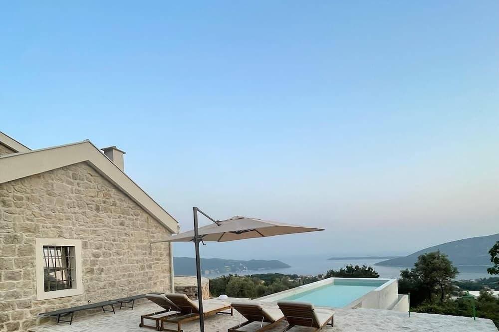 Traumhaftes Steinhaus am Meer: Luxus mit Infinity-Pool und Panoramablick 1