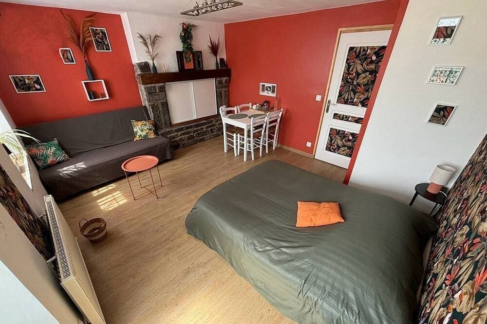 Bed and breakfast in Cotentin near shops, beaches and greenway. 1