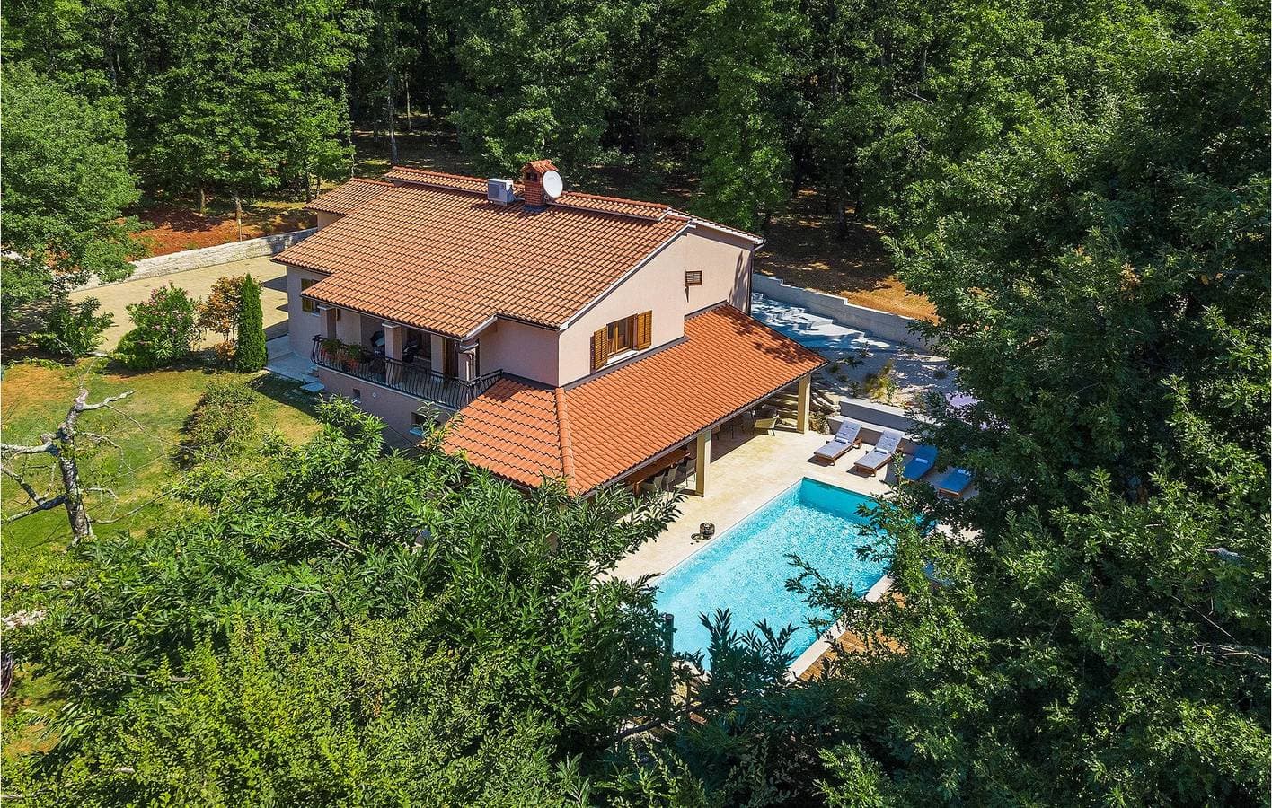 Geräumige 2-Zimmer-Wohnung mit Pool, WLAN und Parkplatz in der Nähe von Restaurants 1