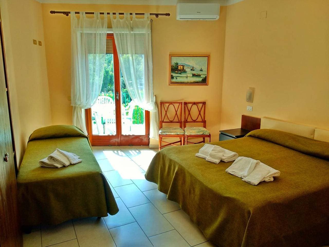 Foto 6 von 7: Triple Room with Balcony