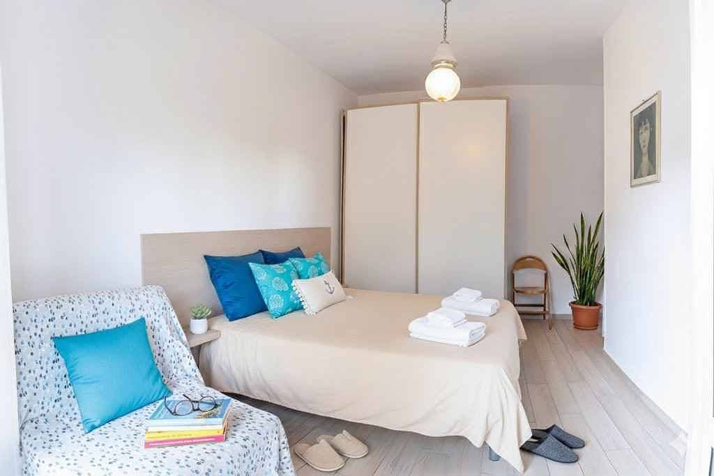 Foto 6 von 10: Ferienwohnung mit Klimaanlage und Balkon mit Meerblick