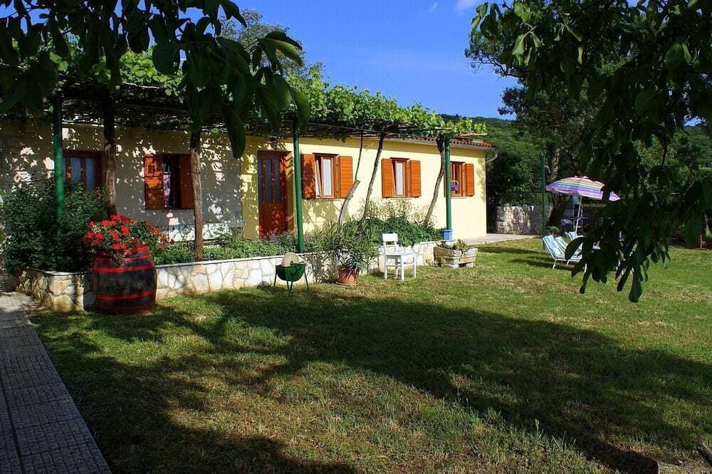 Charmantes Ferienhaus in Bartići mit Terrasse 1