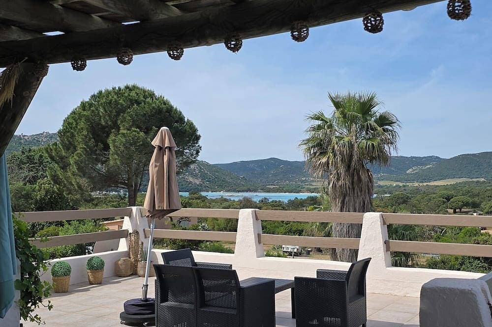Santa Giulia mini Villa superb sea-view terrace, 400 m from beach. 1
