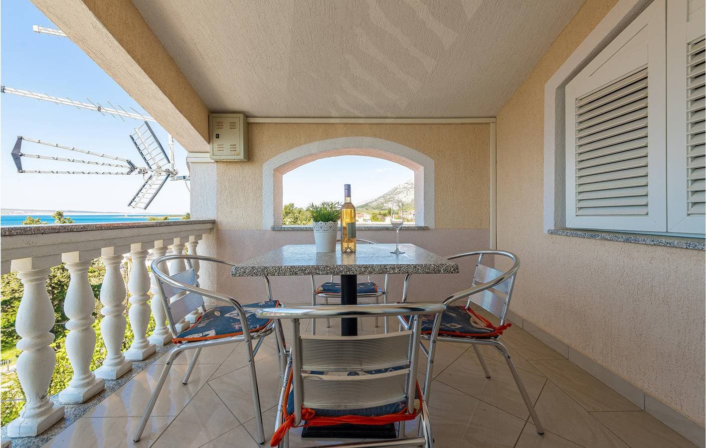 Foto 2 von 23: Apartment mit Meerblick, Terrasse, Küche und WLAN – 1 km zum Strand