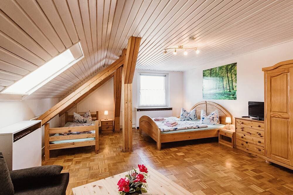 Foto 9 von 17: Zimmer 12 - Rebentisch - Hotel * Ferienwohnungen * Restaurant