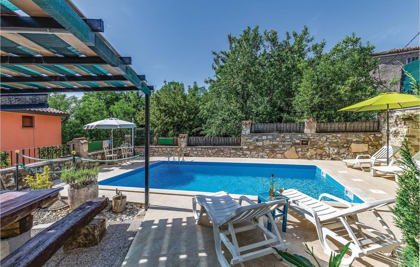 Foto 8 von 26: Geräumige 2-Zimmer-Wohnung mit Pool und Parkplatz, 2 km vom Zentrum von Skropeti entfernt